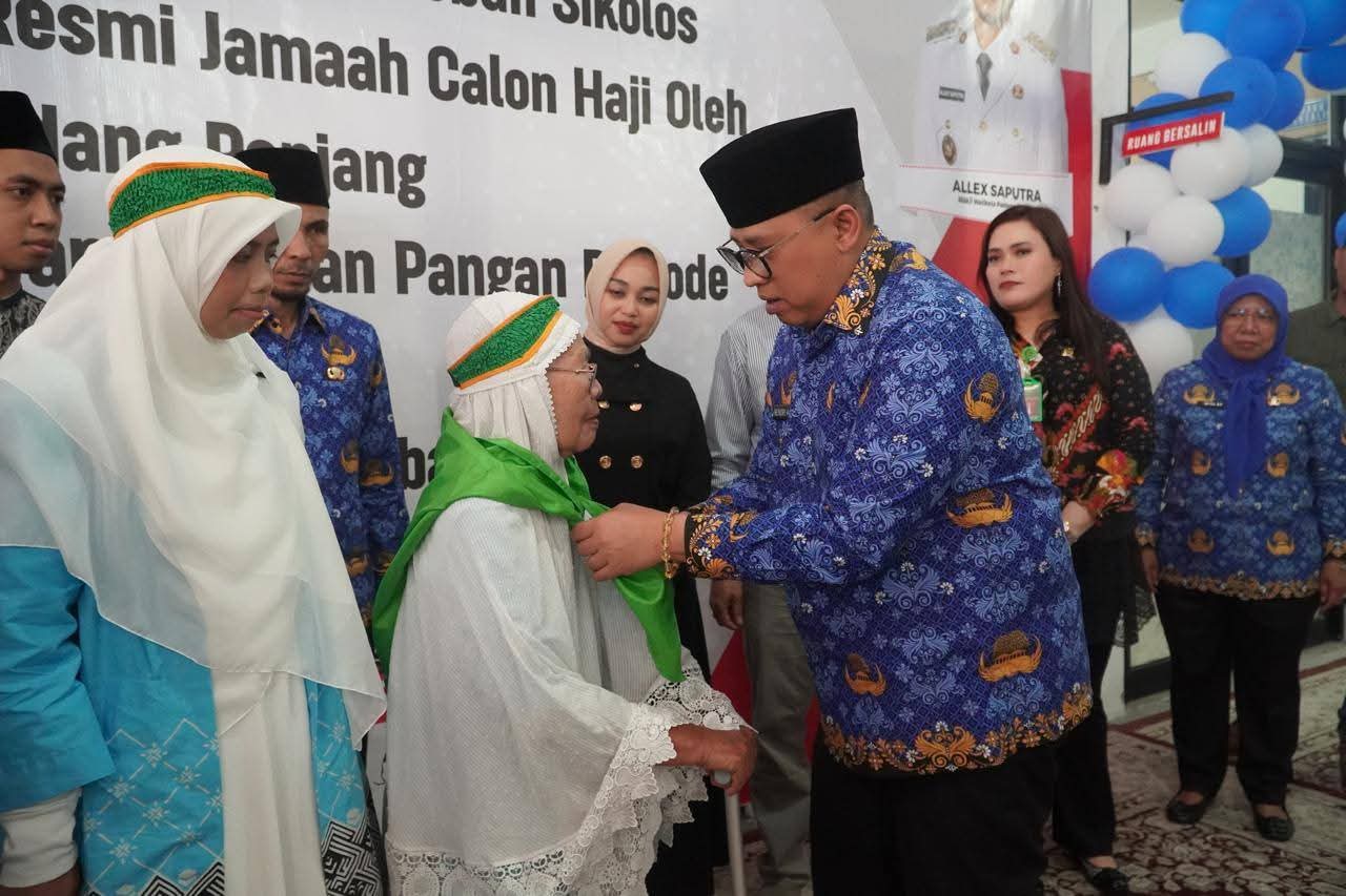 Wako Hendri saat melepas CJH Padang Panjang.